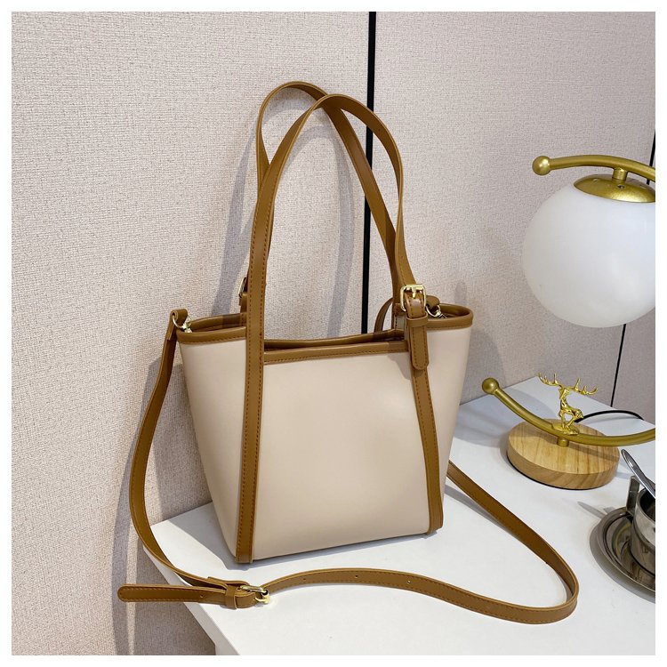 Large-capacity textured handbags are popular this year in spring and summer, simple and fashionable shoulder underarm bags and bucket bags are trendy