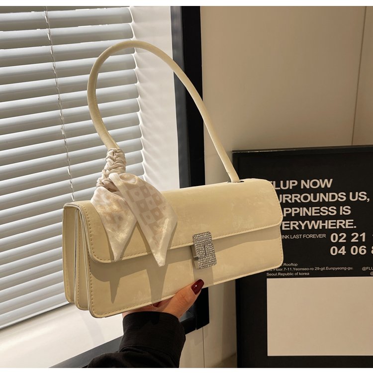 French niche bag women's 2024 new silver shoulder bag, this year's popular high-end texture armpit baguette bag