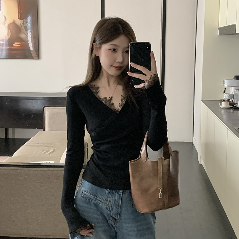 Large size fat mm brushed thickened bottoming shirt for women in autumn and winter with design lace v-neck top M-4XL