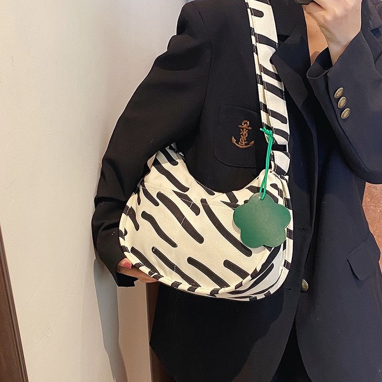 Korean style girls canvas shoulder bag autumn new girls armpit bag fashionable contrast zebra pattern tote bag