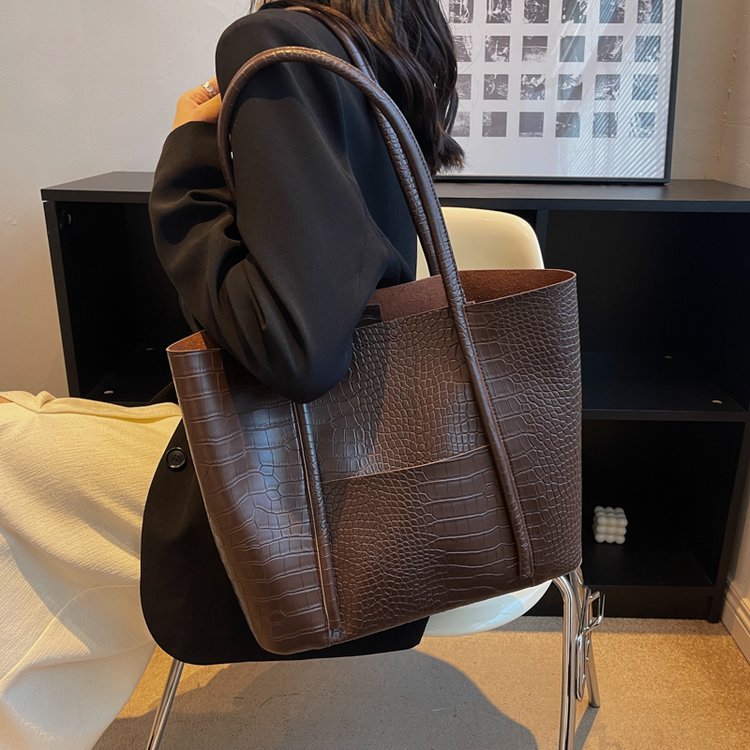 Foreign trade large hand-held foreign-style tote bag, versatile women's bag 2024 new bags, popular large-capacity shoulder bag