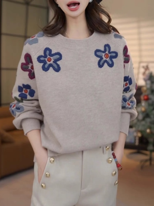 Lazy design three-dimensional flower round neck pullover apricot knitted sweater for women