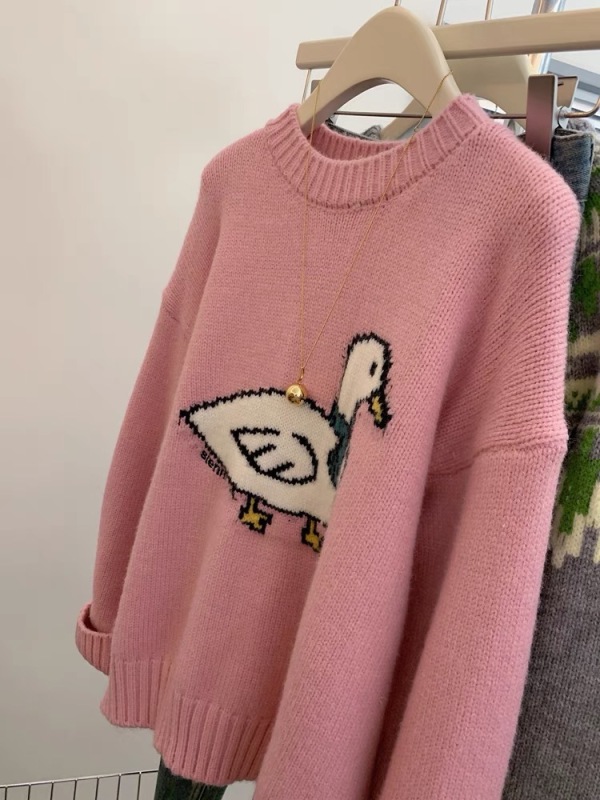 Pink breasts are soft and waxy. Loose pullover sweater for small women. Thickened, lazy style, high-end and relaxed.