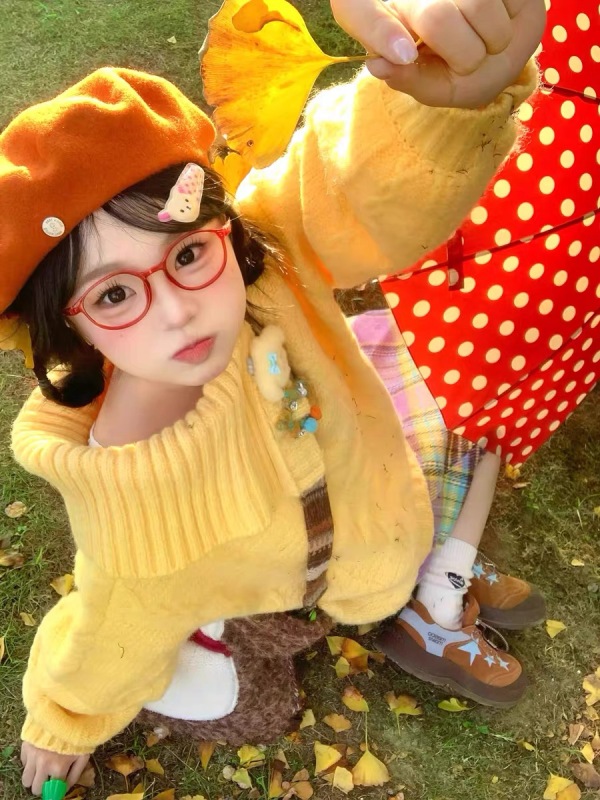 Dopamine sweet girl wears a niche lapel college style milk yellow soft waxy twist knitted sweater for women