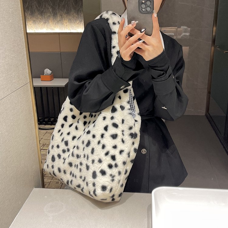 Furry Bag Women 2024 New Large Capacity Shoulder Bag Original College Student Winter Commuting Plush Tote Bag