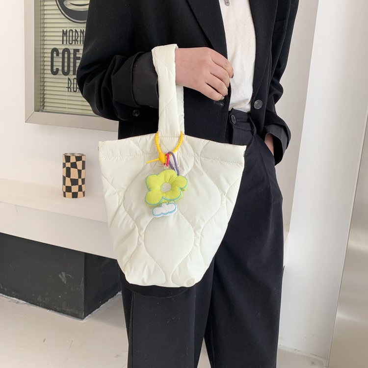 Hand-carrying bucket bag for women 2024 new winter down jacket bag portable lunch box Daisy shoulder handbag
