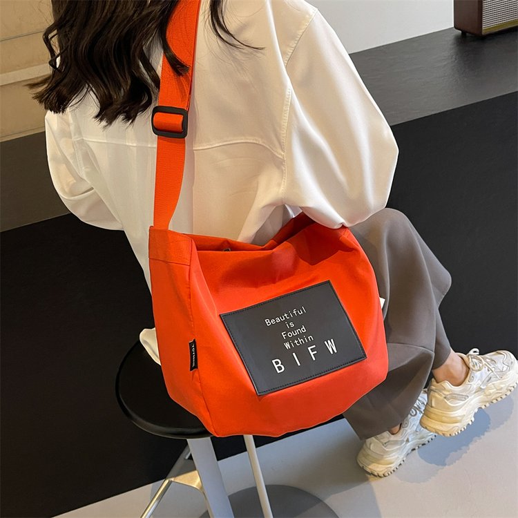 2024 new fashion canvas women's bag large capacity ins single shoulder crossbody trendy bag simple commuter handbag wholesale