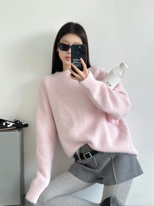 Light pink round neck sweater for women, soft, waxy and gentle Korean autumn and winter loose and lazy style pullover sweater thick