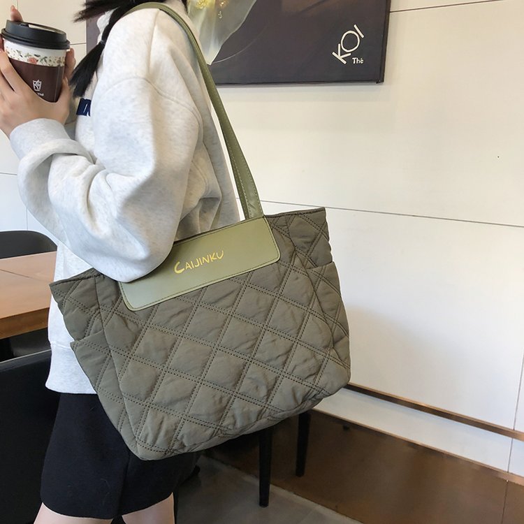 Autumn and winter large-capacity class commuting high-end tote bag women's new down texture niche versatile shoulder bag
