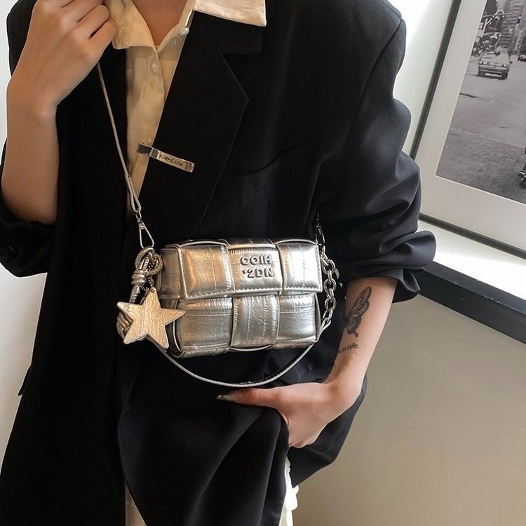 伟德bv1946官网-iPhone Air爆改eSIM卡槽？业内称很难极致轻薄其实很小众？