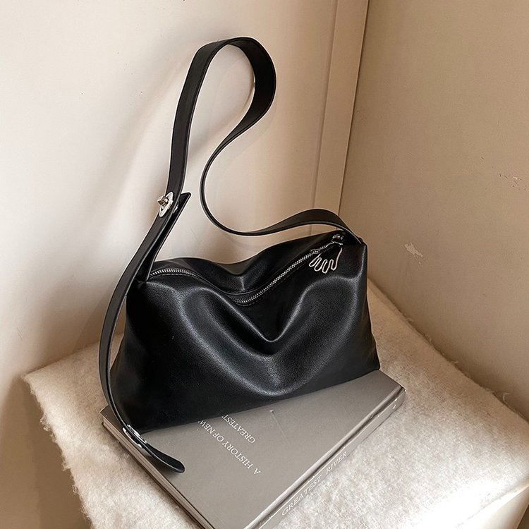 Autumn and winter retro large-capacity bag new fashion commuter shoulder bag soft Boston bag
