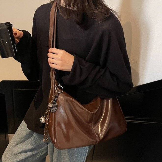 High-looking fashionable bag with large capacity, new versatile simple one-shoulder retro high-end commuter Tottenham bag