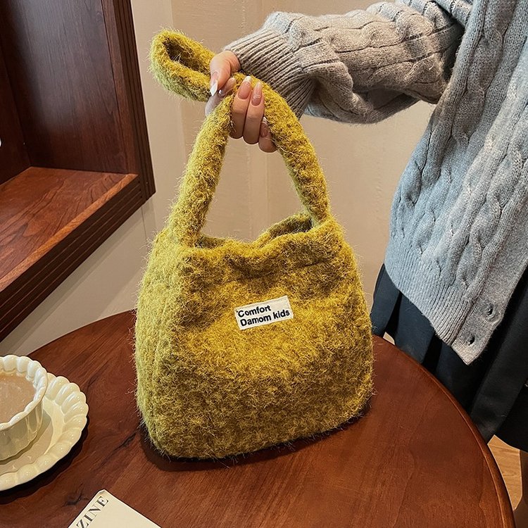 Korean version ins trend woven bag for women winter new fashion casual plush bucket bag versatile shoulder bag