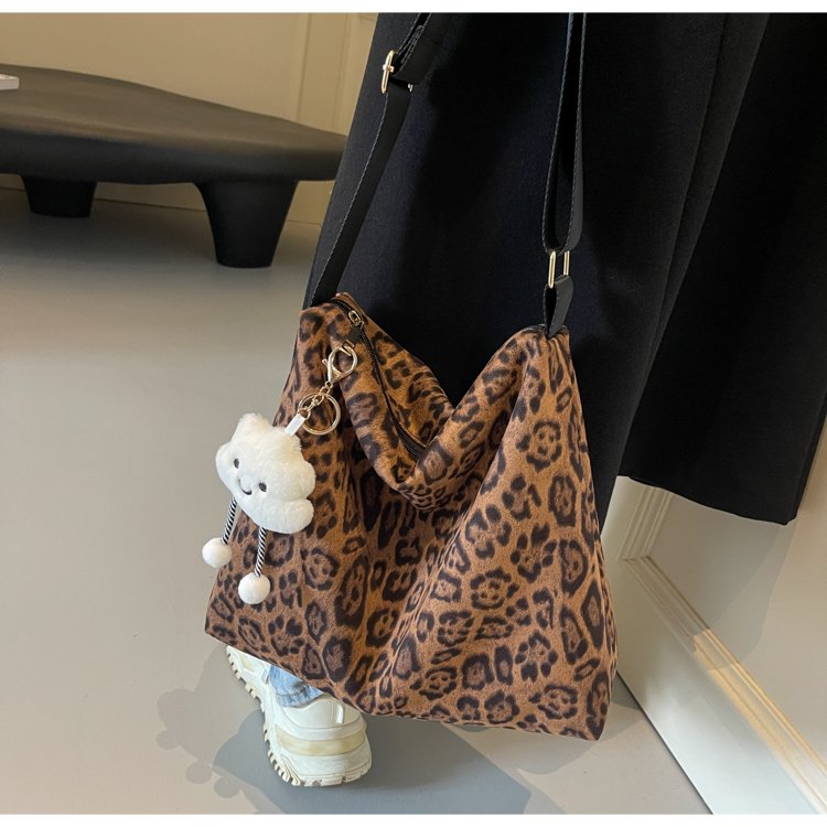 Super popular niche leopard print bag women's fashion popular shoulder bag casual commuting crossbody tote bag