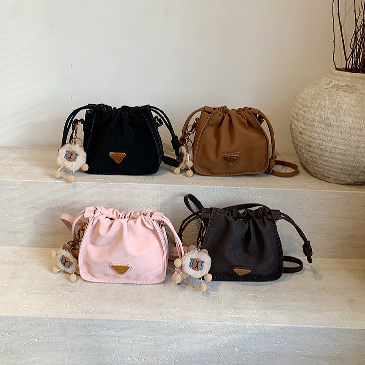 Korean version of retro cloud bag for women, new season high-end niche crossbody bag, commuting versatile shoulder bucket bag