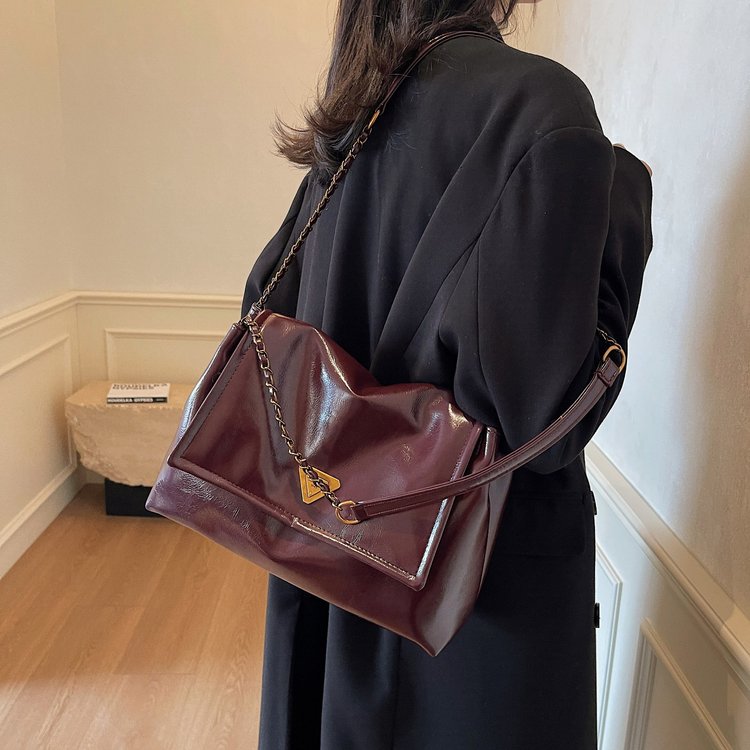 Retro Large Capacity Bag Women's New Fashion Versatile Chain Shoulder Crossbody Bag Commuting Tote Underarm Bag