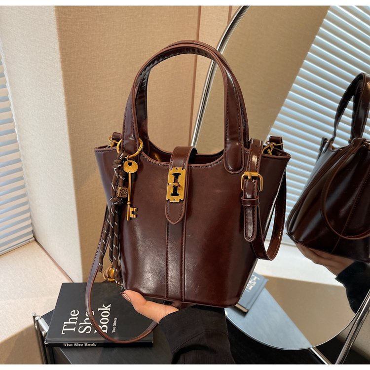 Hand-carrying oil-waxed leather bucket bag for women, Korean style fashion casual shoulder bag, high-end light luxury crossbody bag