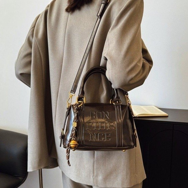 Fashionable casual niche design retro high-end versatile one-shoulder trendy pillow crossbody bag
