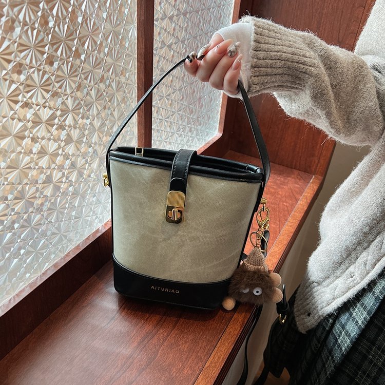 Design bag for women, niche design, high-end texture, bucket bag, hand to enhance appearance, crossbody bag