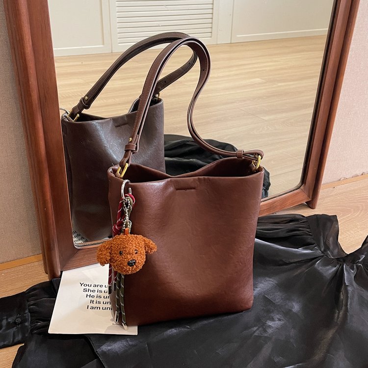 Niche popular bag women's large capacity commuting versatile retro shoulder bag bucket bag