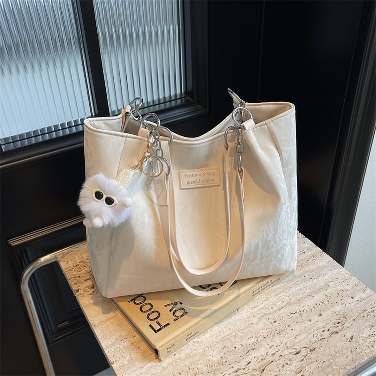 Fashionable and high-end tote bag for women, new style, simple and versatile shoulder bag, large-capacity plush casual commuter bag