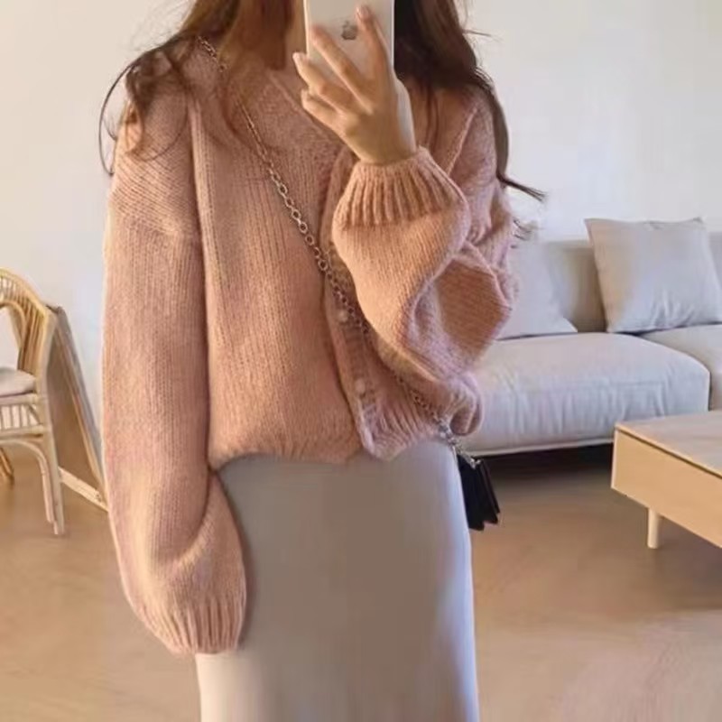 Simple and versatile sweater and cardigan, a versatile artifact for early autumn