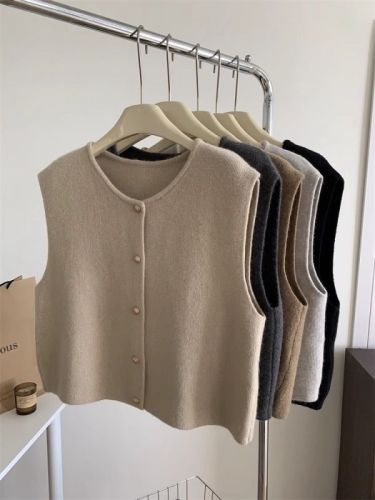 French retro small gold button round neck knitted vest for women, loose Korean style, versatile, gentle, slimming, autumn and winter layered sweater