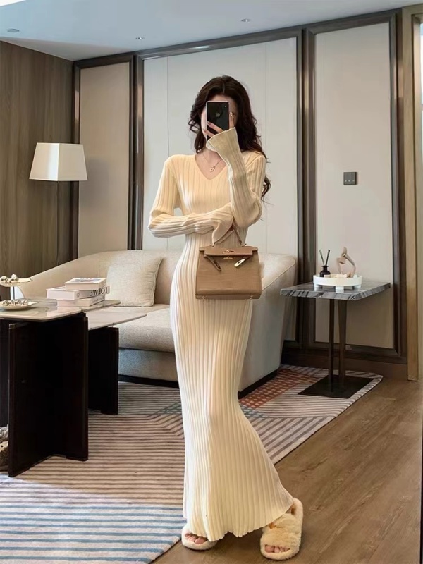 V-neck white knitted dress women's slim fit sweater long skirt large hem