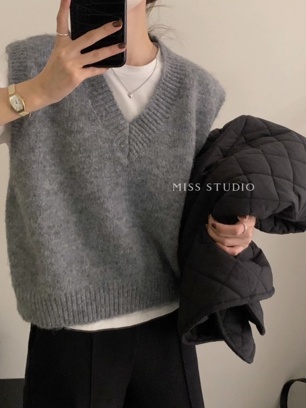 V-neck knitted vest women's loose lazy style layered sweater vest