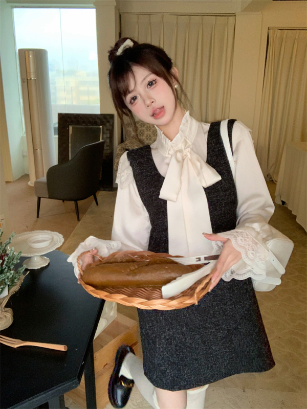 Sweet and tender little flying sleeves petal collar lace lace shirt + short suspender skirt suit for women