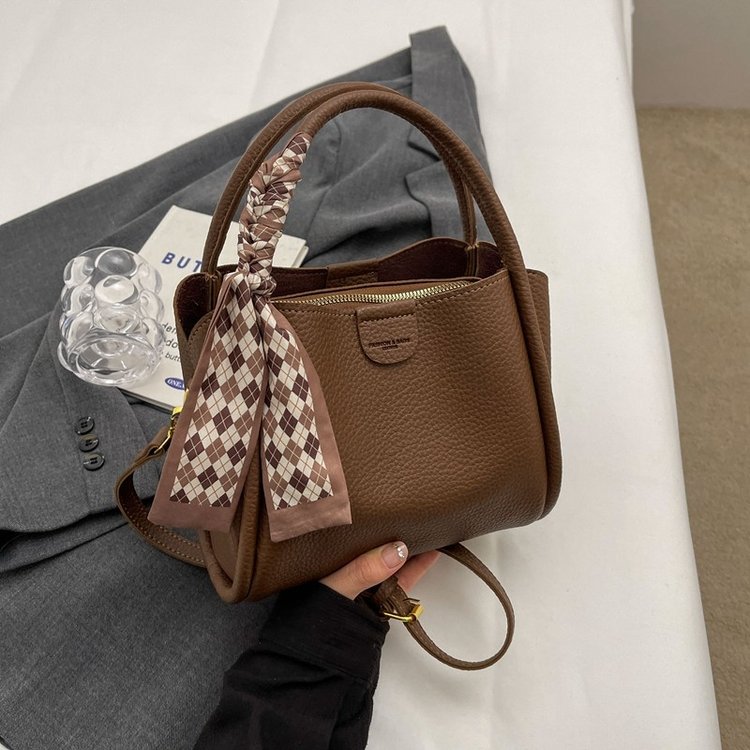 High-end small bag for women, new style, trendy and versatile crossbody bag, casual bow, lychee pattern, portable mother-in-law bucket bag