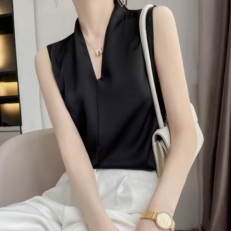 High-end and elegant silk satin sleeveless shirt and vest for women. Spring and summer inner layering V-neck top for slimming outer wear.