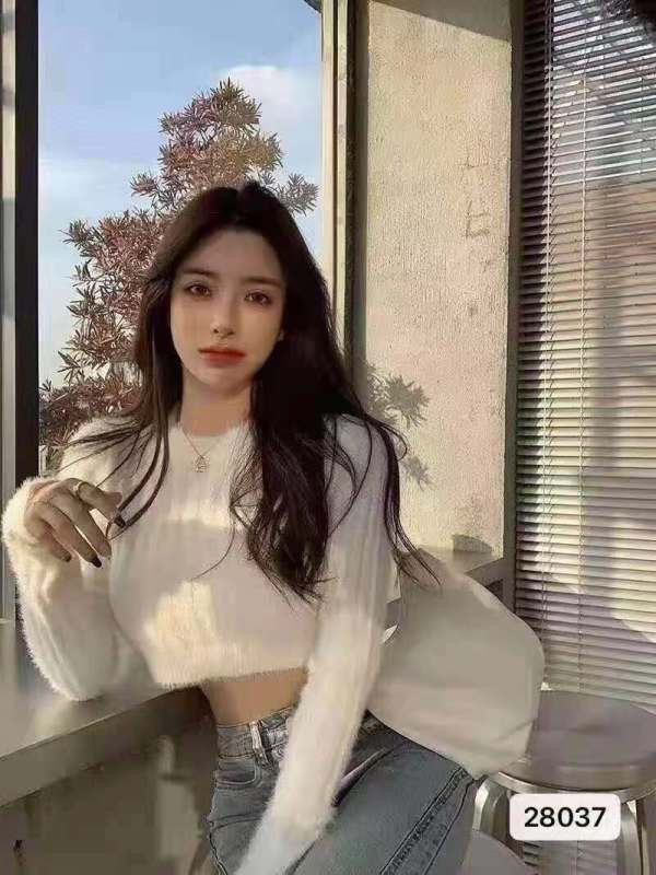 Long-sleeved slim fit inner knitted sweater for women autumn and winter Korean version slimming short navel-baring versatile top and sweater