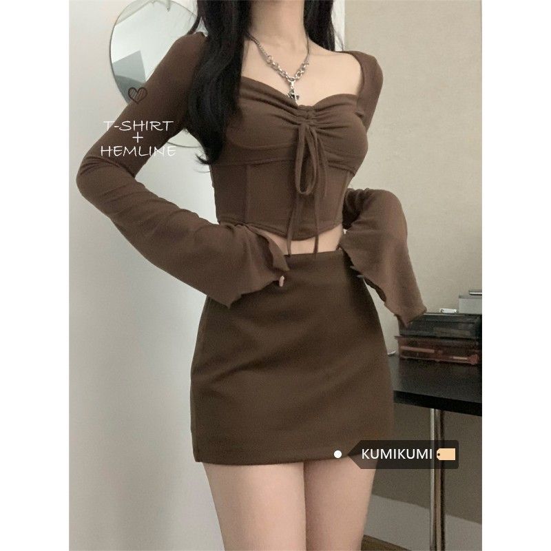 Autumn petite pure and sexy hot girl wears brown long-sleeved top, hip-covering short skirt, light and mature two-piece suit for women