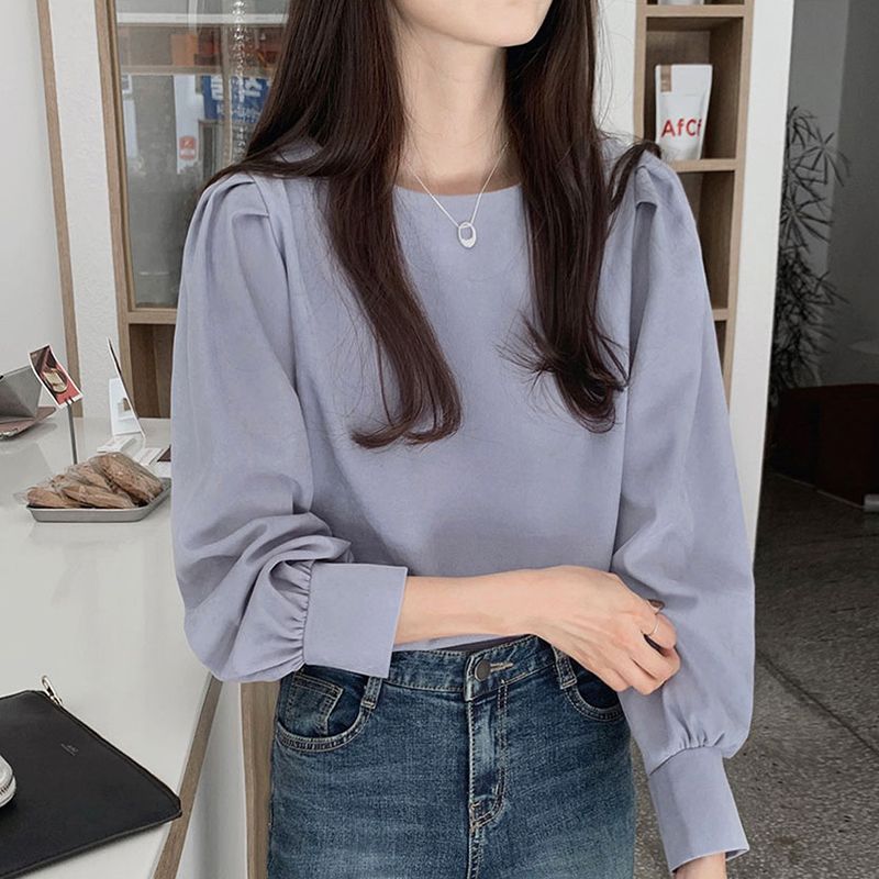 Korean version of the new simple and versatile round neck long-sleeved women's tops with a western style design that is niche and fashionable to reduce age.