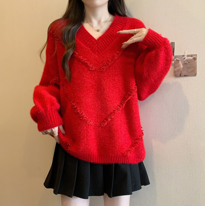 Large size women's winter wear, round neck, tassel design, covering the flesh, slimming down, age-reducing knitted sweater, new style sweater