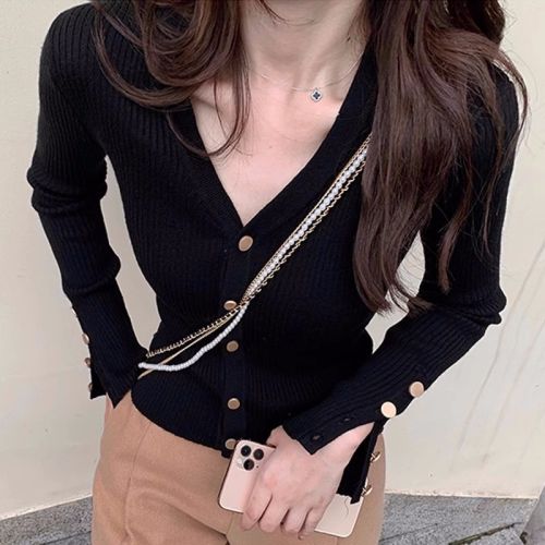 V-neck knitted bottoming shirt for women in autumn and winter with niche temperament, slim fit and slim waist with sweater