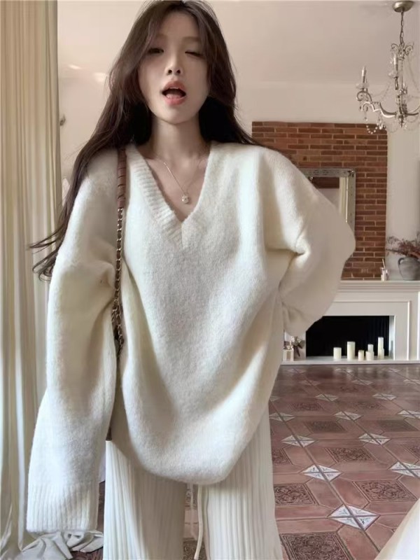 Lazy style white v-neck pullover sweater for women in autumn and winter loose slimming sweater top with high quality