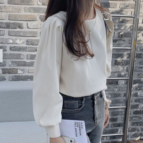 Korean version of the new simple and versatile round neck long-sleeved women's tops with a western style design that is niche and fashionable to reduce age.