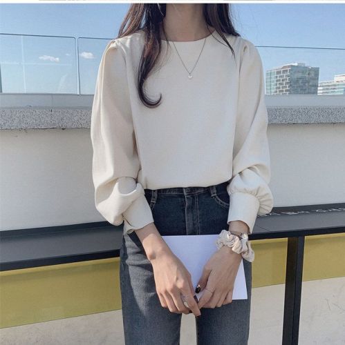 Korean version of the new simple and versatile round neck long-sleeved women's tops with a western style design that is niche and fashionable to reduce age.