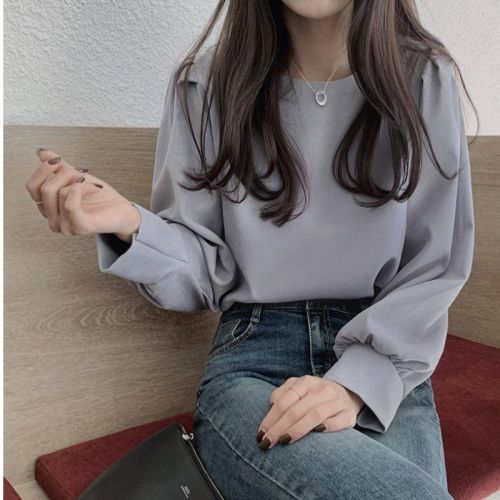 Korean version of the new simple and versatile round neck long-sleeved women's tops with a western style design that is niche and fashionable to reduce age.