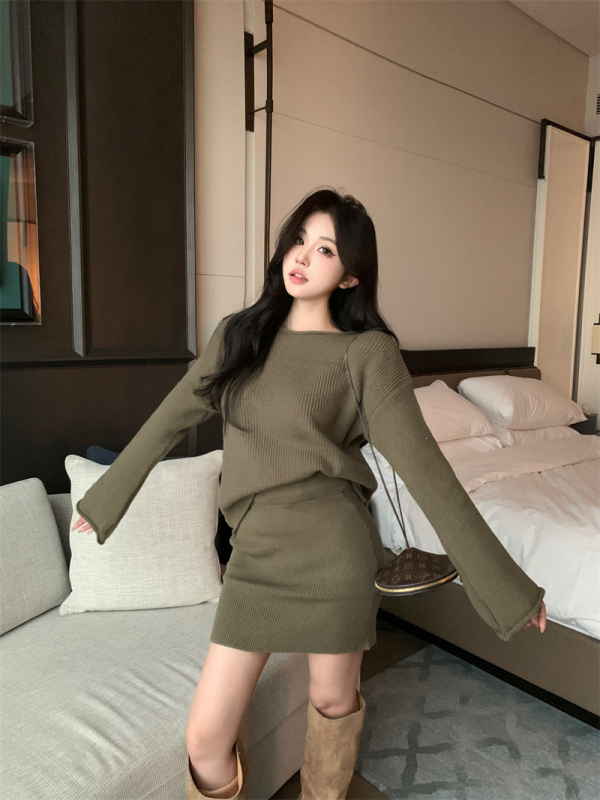 Lazy style simple solid color knitted round neck loose sweater + high-waisted A-line hip-hugging skirt