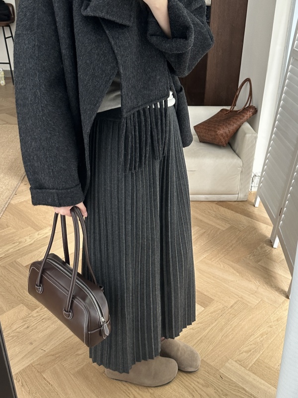 Super stylish gray knitted pleated skirt for women. Autumn and winter Korean style versatile skirt with wool