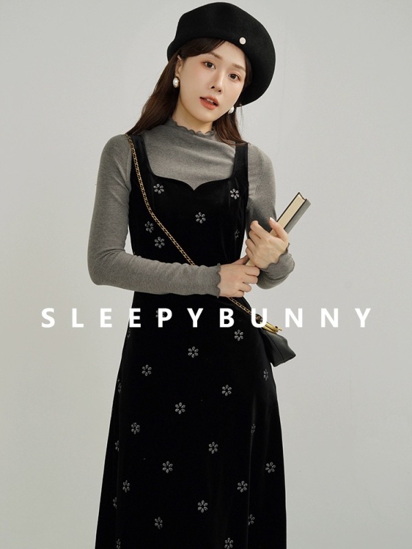 Sleepy Rabbit Black Printed Velvet Skirt Women's Winter Small French Retro Waist Slimming Long Dress