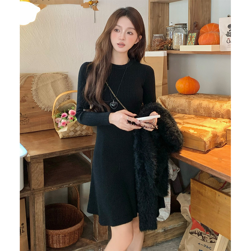 Black knitted dress female autumn and winter French waist waist A -line small short skirt Hepben -style small black skirt