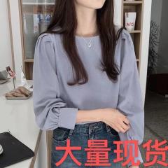 Korean version of the new simple and versatile round neck long-sleeved women's tops with a western style design that is niche and fashionable to reduce age.