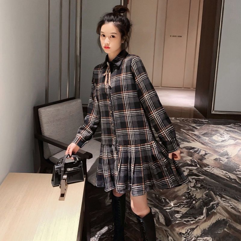 Graphic dress Spring and Autumn Female Retro Hong Kong flavor Mao woolen pleated shirt skirt new style is thin