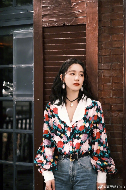 Star Xun Qingzi the same style early autumn port wind retro flower crushing lantern sleeve shirt design feels long -sleeved top female