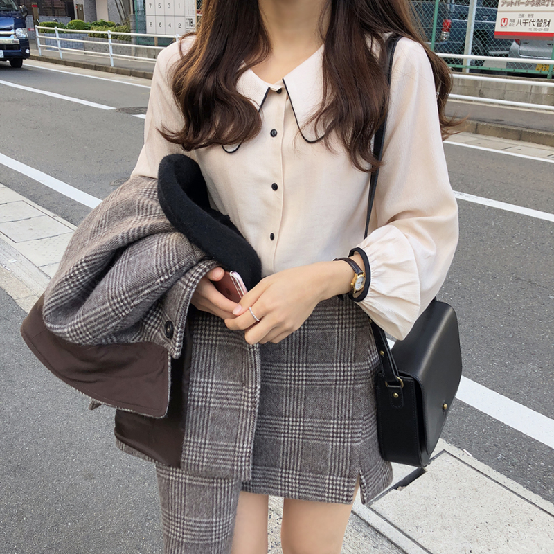 The new Korean college style retro Hong Kong flavor shirt design sense niche cord chin shirt bottoming shirt
