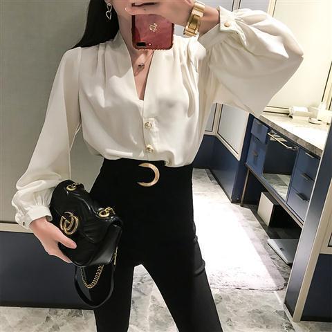 Autumn and winter new retro V -neck gas quality shirt women's design sense niche fashion long -sleeved shirt port flavor top